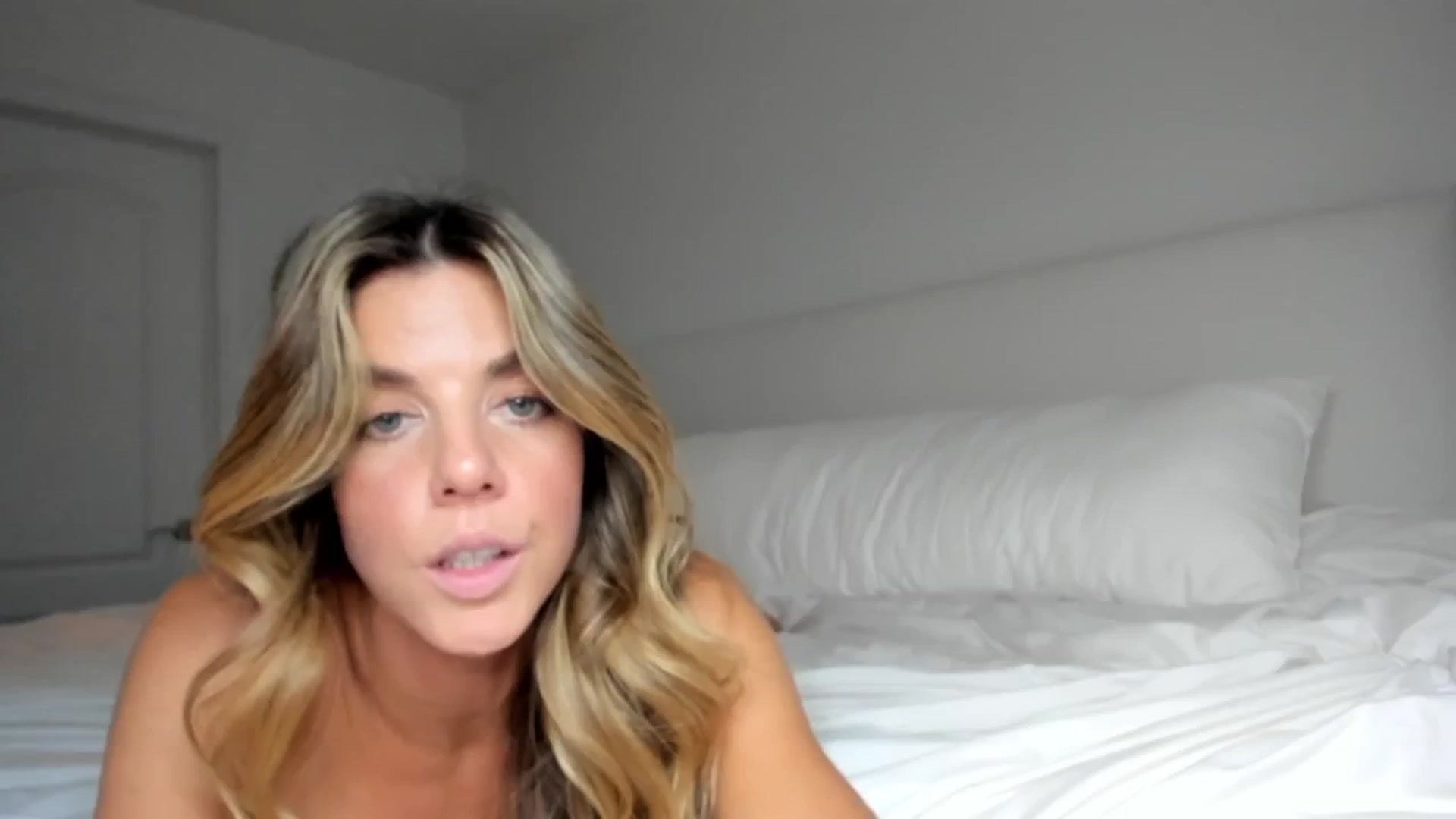 Gallery image thumbnail from AllysAuvri's myfreecams stream on, 01/22/2025, 18:45 image 13 of 20
