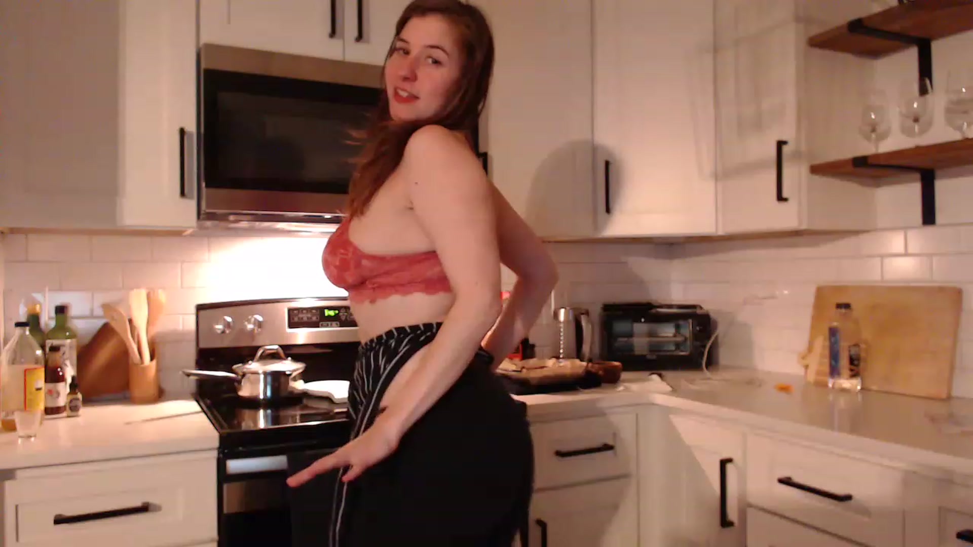 Gallery image thumbnail from AllysaAmour's myfreecams stream on, 12/19/2022, 05:46 image 11 of 20