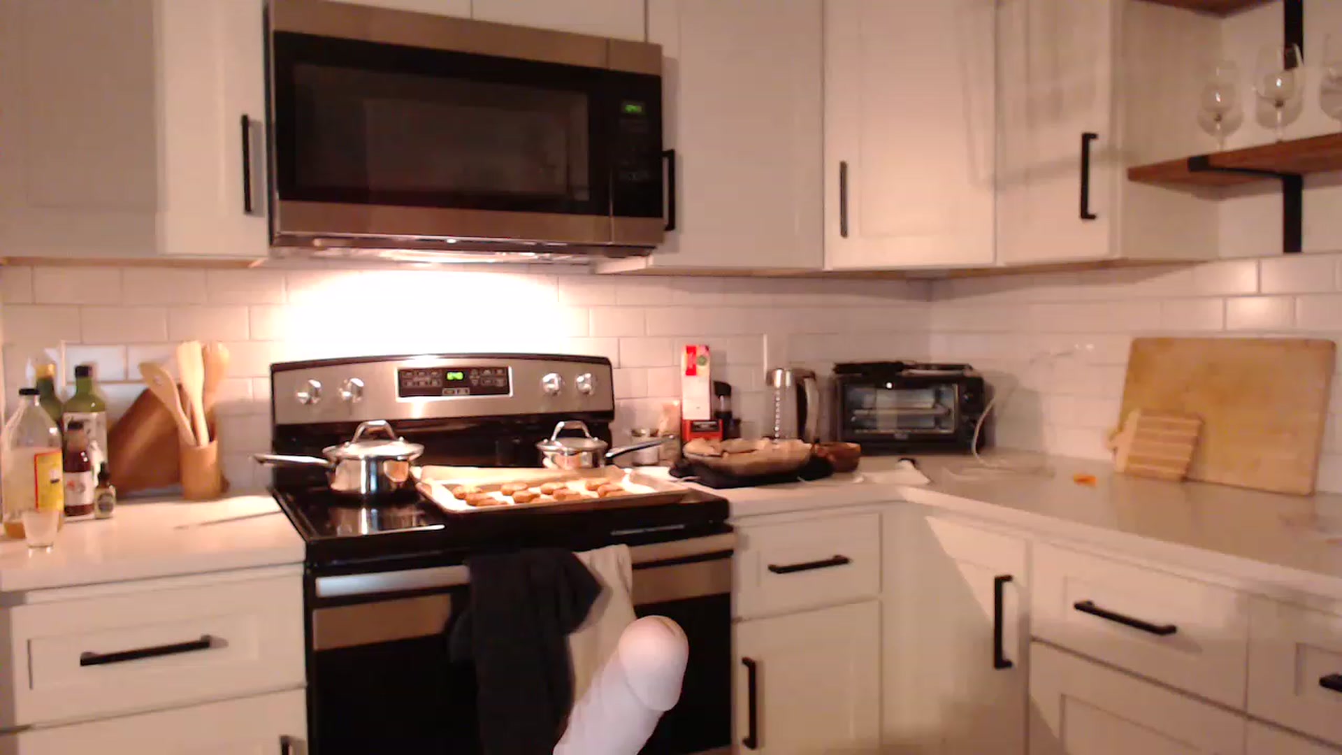 Gallery image thumbnail from AllysaAmour's myfreecams stream on, 12/19/2022, 05:46 image 19 of 20