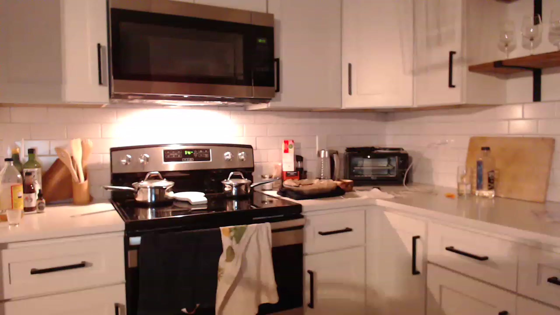 Gallery image thumbnail from AllysaAmour's myfreecams stream on, 12/19/2022, 05:46 image 6 of 20