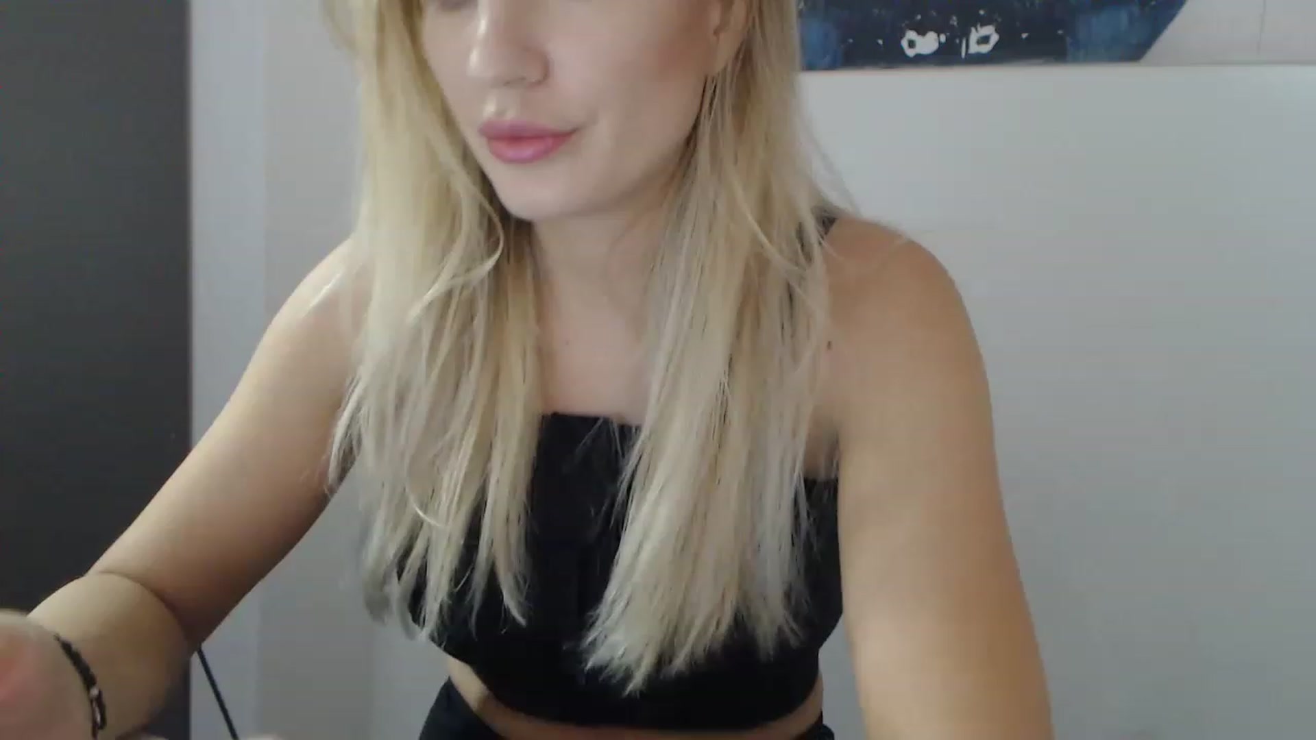 Gallery image thumbnail from AllysaHot's myfreecams stream on, 12/19/2022, 10:33 image 17 of 20