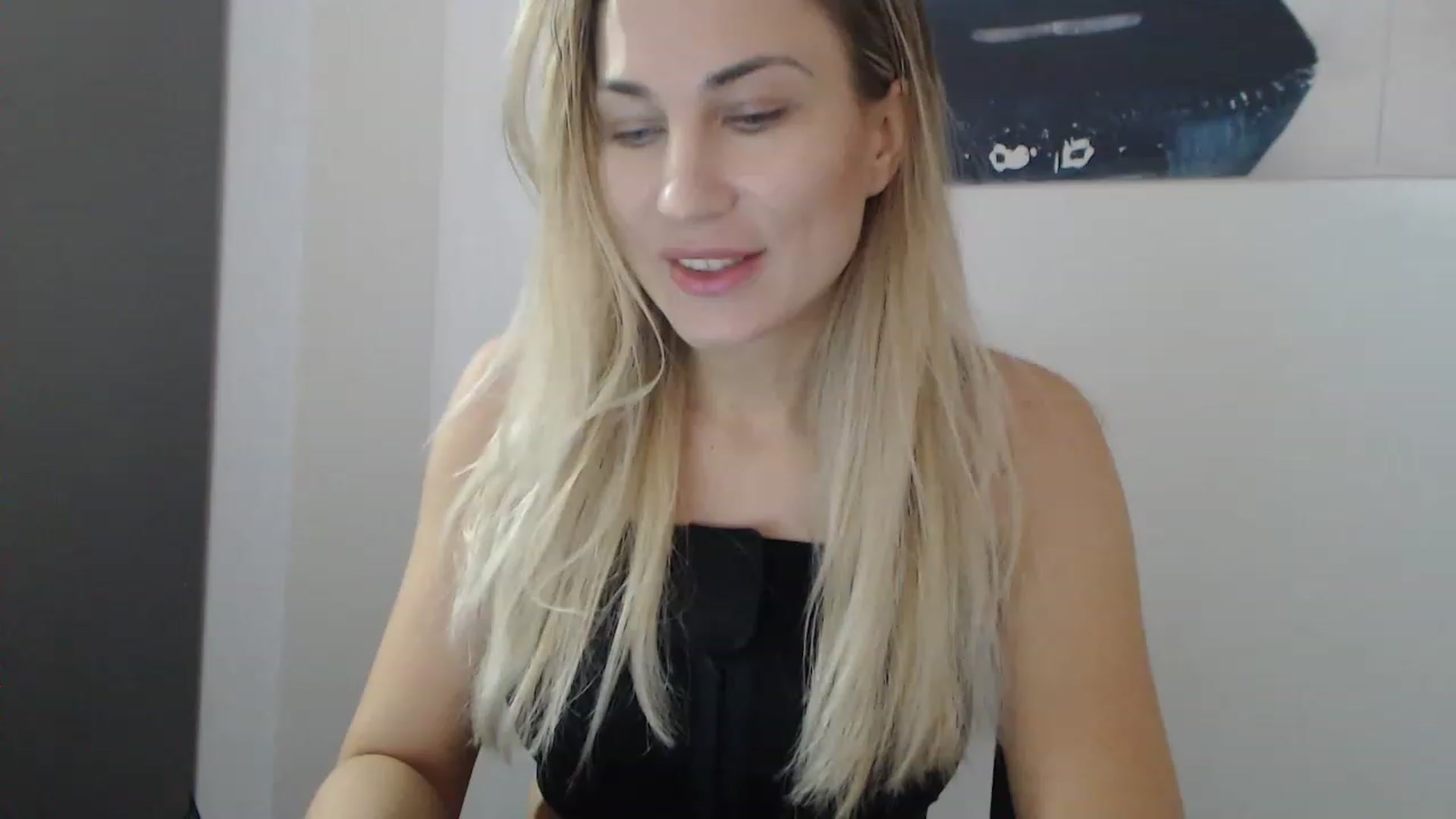 Gallery image thumbnail from AllysaHot's myfreecams stream on, 12/19/2022, 10:33 image 4 of 20