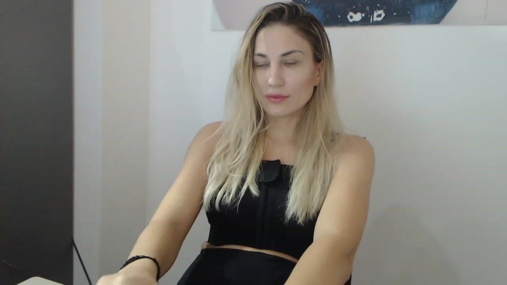 Gallery image thumbnail from AllysaHot's myfreecams stream on, 12/19/2022, 10:33 image 14 of 20