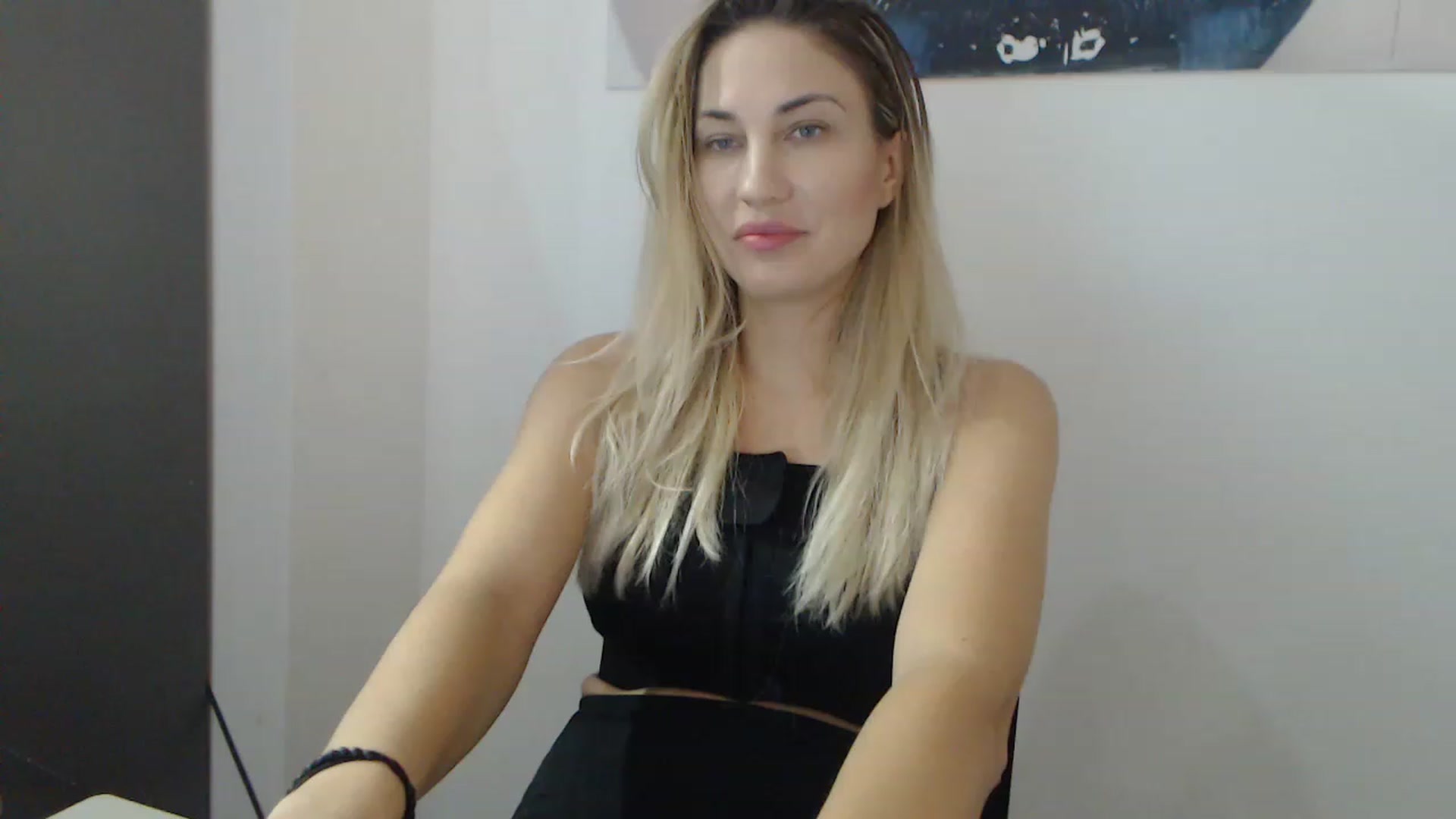 Gallery image thumbnail from AllysaHot's myfreecams stream on, 12/19/2022, 10:33 image 7 of 20