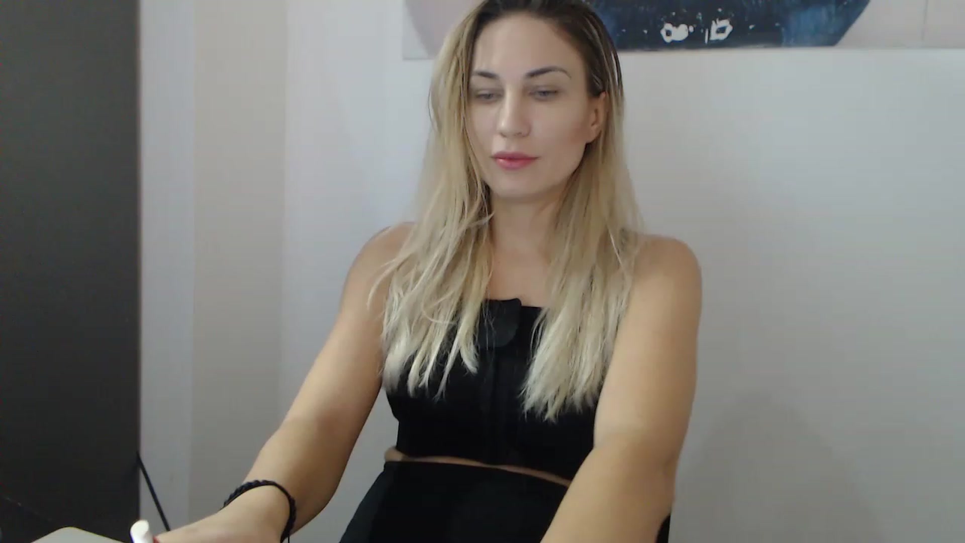 Gallery image thumbnail from AllysaHot's myfreecams stream on, 12/19/2022, 10:33 image 6 of 20