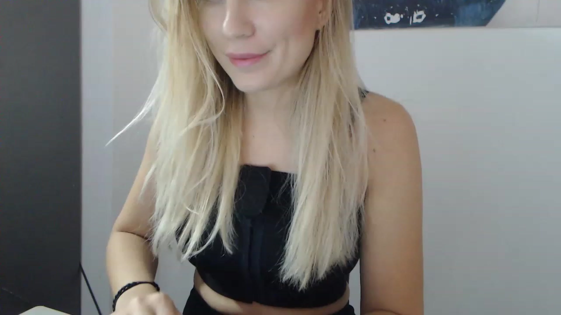 Gallery image thumbnail from AllysaHot's myfreecams stream on, 12/19/2022, 10:33 image 12 of 20