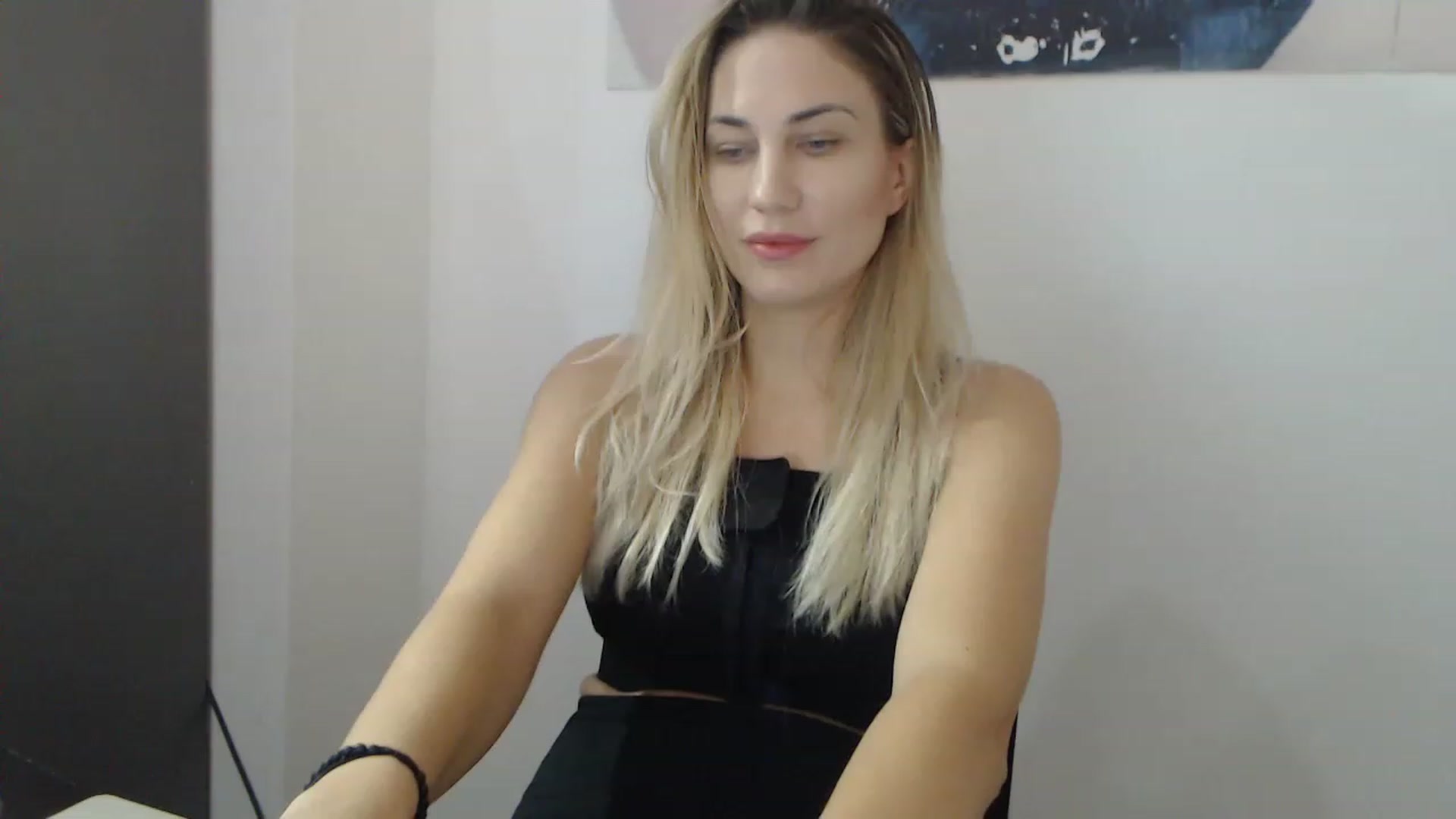 Gallery image thumbnail from AllysaHot's myfreecams stream on, 12/19/2022, 10:33 image 8 of 20