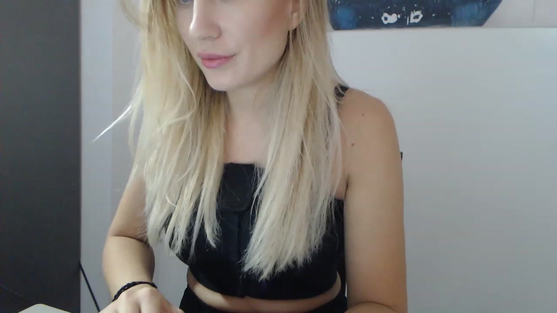 Gallery image thumbnail from AllysaHot's myfreecams stream on, 12/19/2022, 10:33 image 11 of 20