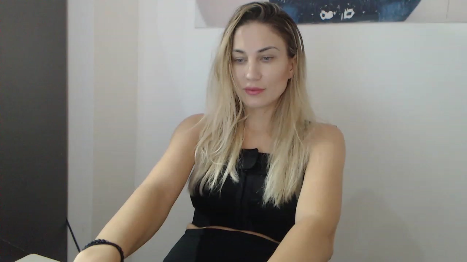 Gallery image thumbnail from AllysaHot's myfreecams stream on, 12/19/2022, 10:33 image 15 of 20