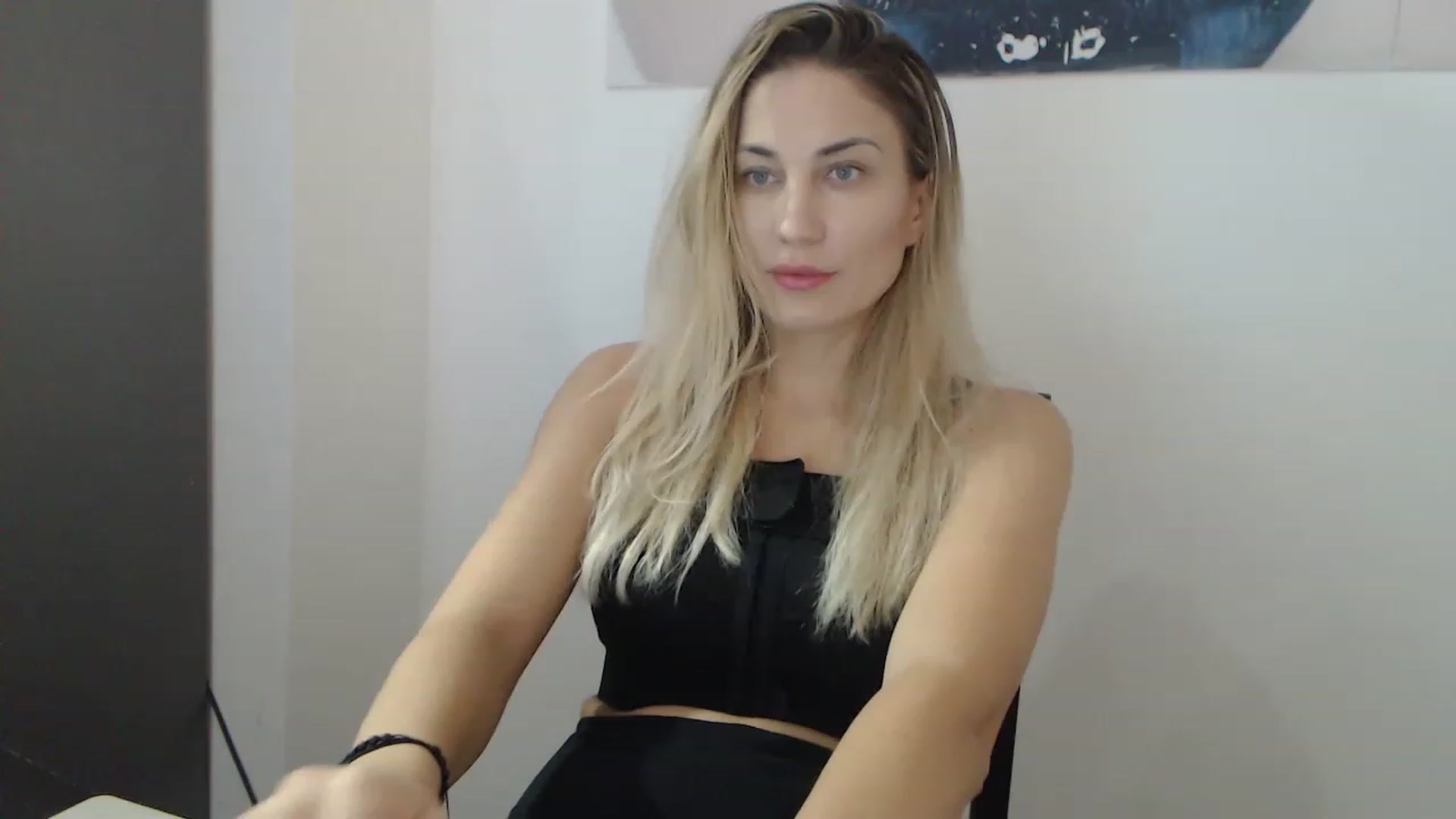 Gallery image thumbnail from AllysaHot's myfreecams stream on, 12/19/2022, 10:33 image 13 of 20