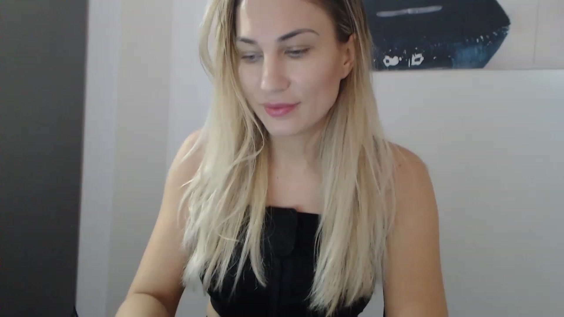 Gallery image thumbnail from AllysaHot's myfreecams stream on, 12/19/2022, 10:33 image 5 of 20