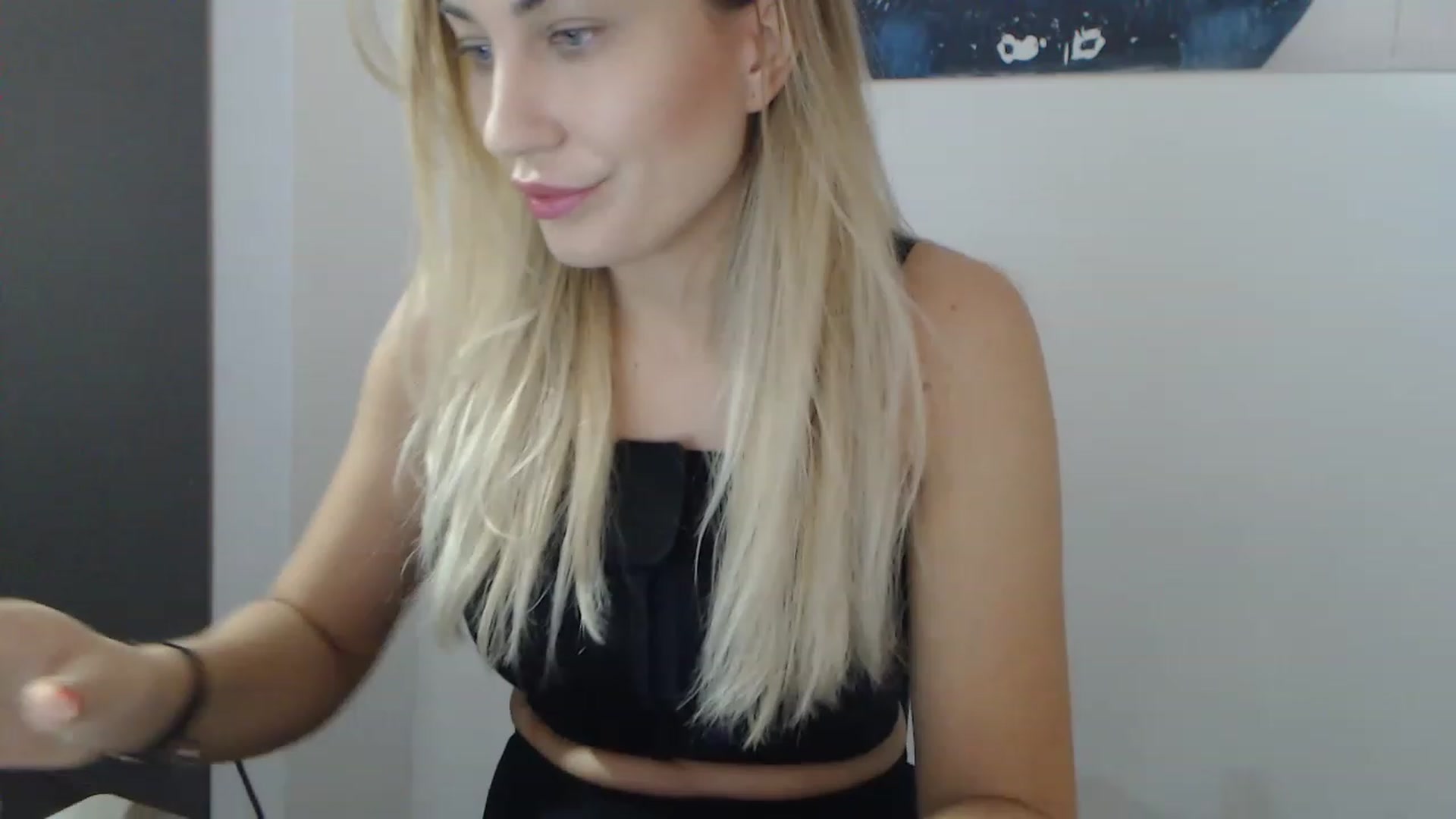 Gallery image thumbnail from AllysaHot's myfreecams stream on, 12/19/2022, 10:33 image 9 of 20