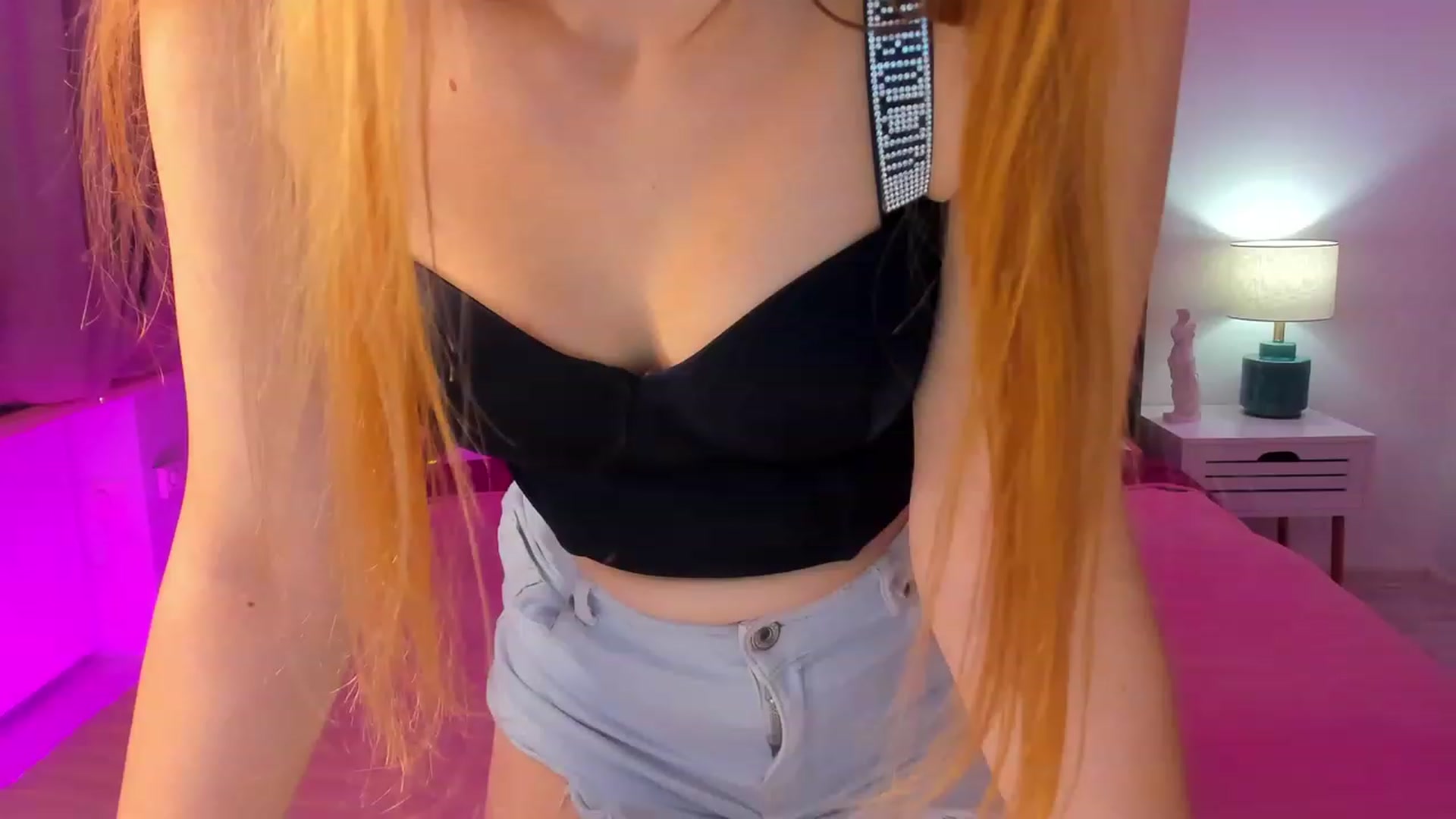 Gallery image thumbnail from AlmaGrace's myfreecams stream on, 02/20/2024, 21:29 image 18 of 20