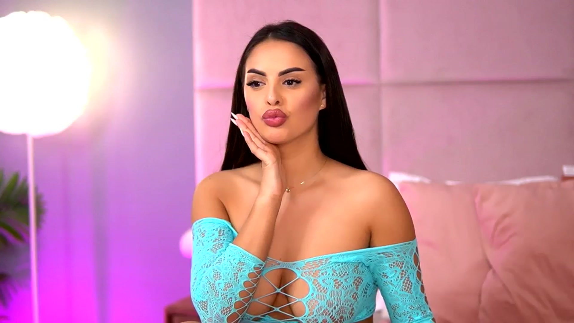 Gallery image thumbnail from Alma_Luv's myfreecams stream on, 12/03/2025, 13:32 image 18 of 20