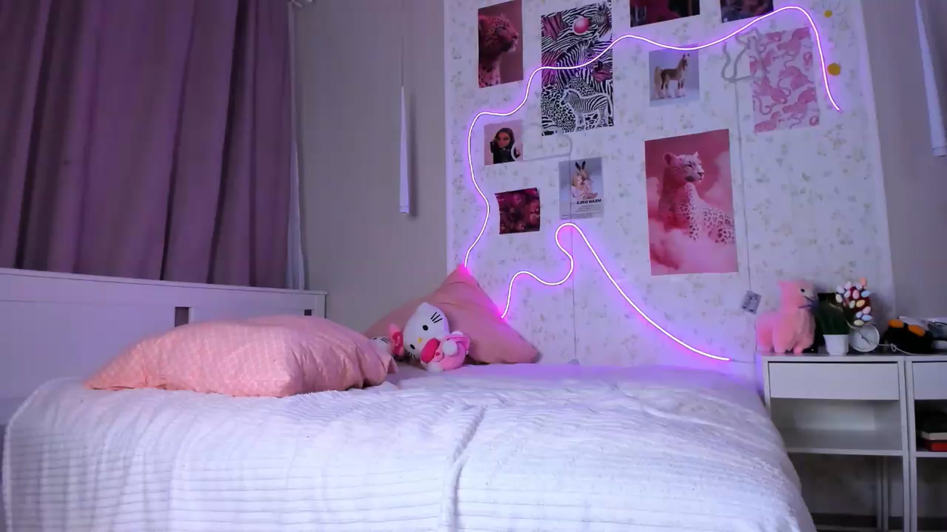 Gallery image thumbnail from Aln_Xxx's myfreecams stream on, 05/19/2026, 10:09 image 1 of 20