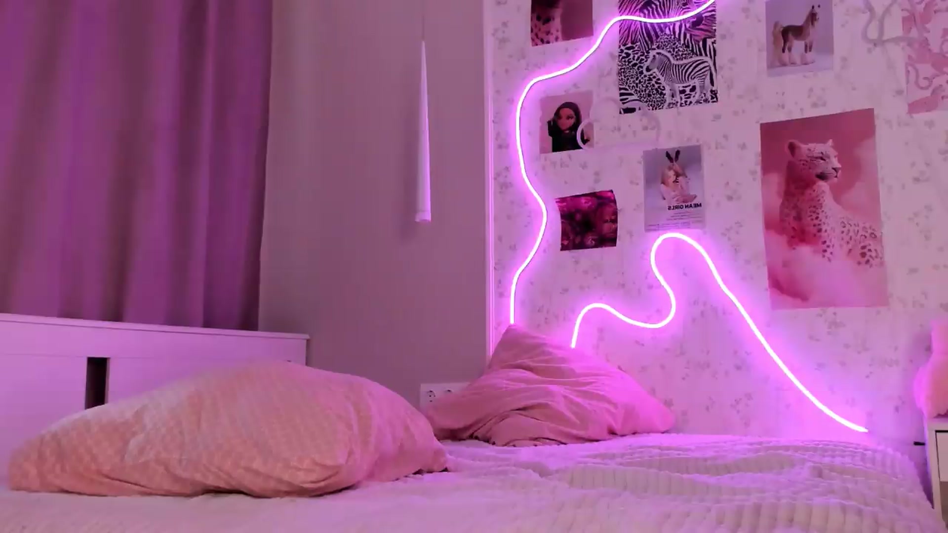 Gallery image thumbnail from Aln_Xxx's myfreecams stream on, 06/19/2026, 10:14 image 20 of 20