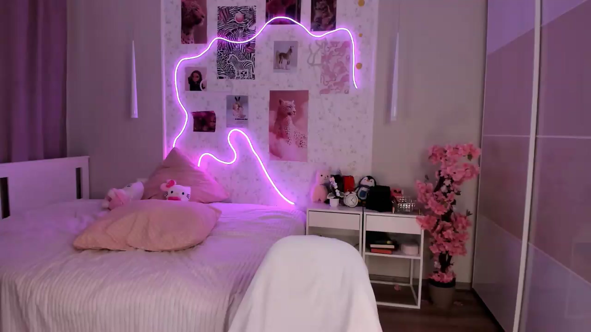 Gallery image thumbnail from Aln_Xxx's myfreecams stream on, 06/20/2026, 10:07 image 12 of 20