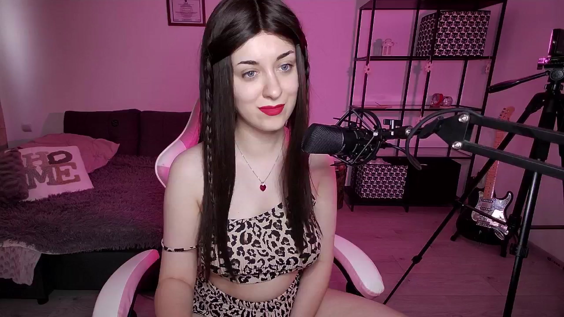 Gallery image thumbnail from Alora's myfreecams stream on, 07/16/2024, 14:52 image 8 of 20