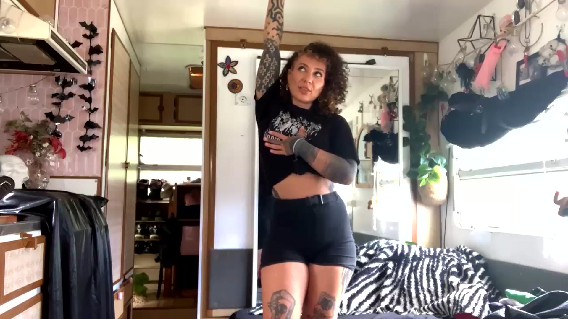 Gallery image thumbnail from Alt_Aussie's myfreecams stream on, 10/25/2023, 03:56 image 12 of 20