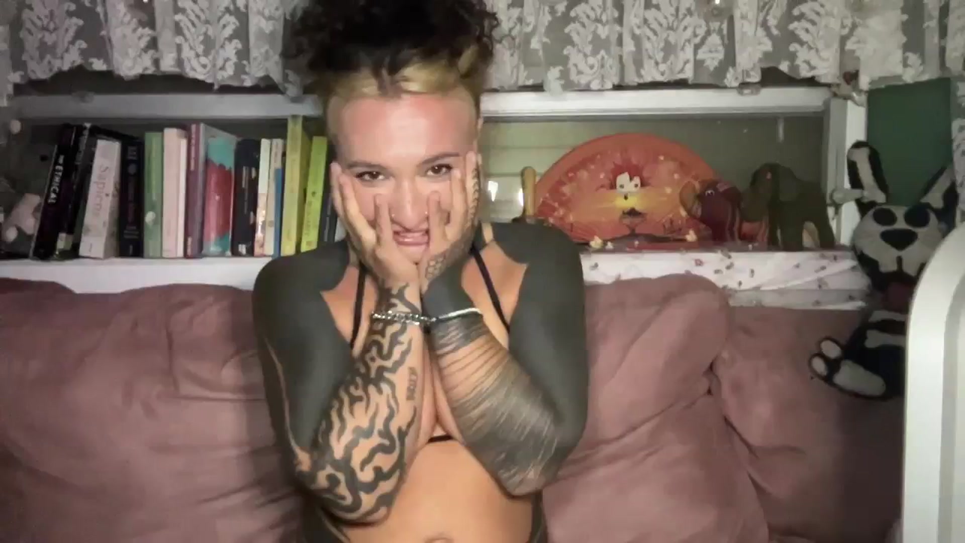 Gallery image thumbnail from Alt_Aussie's myfreecams stream on, 11/17/2023, 09:50 image 8 of 20