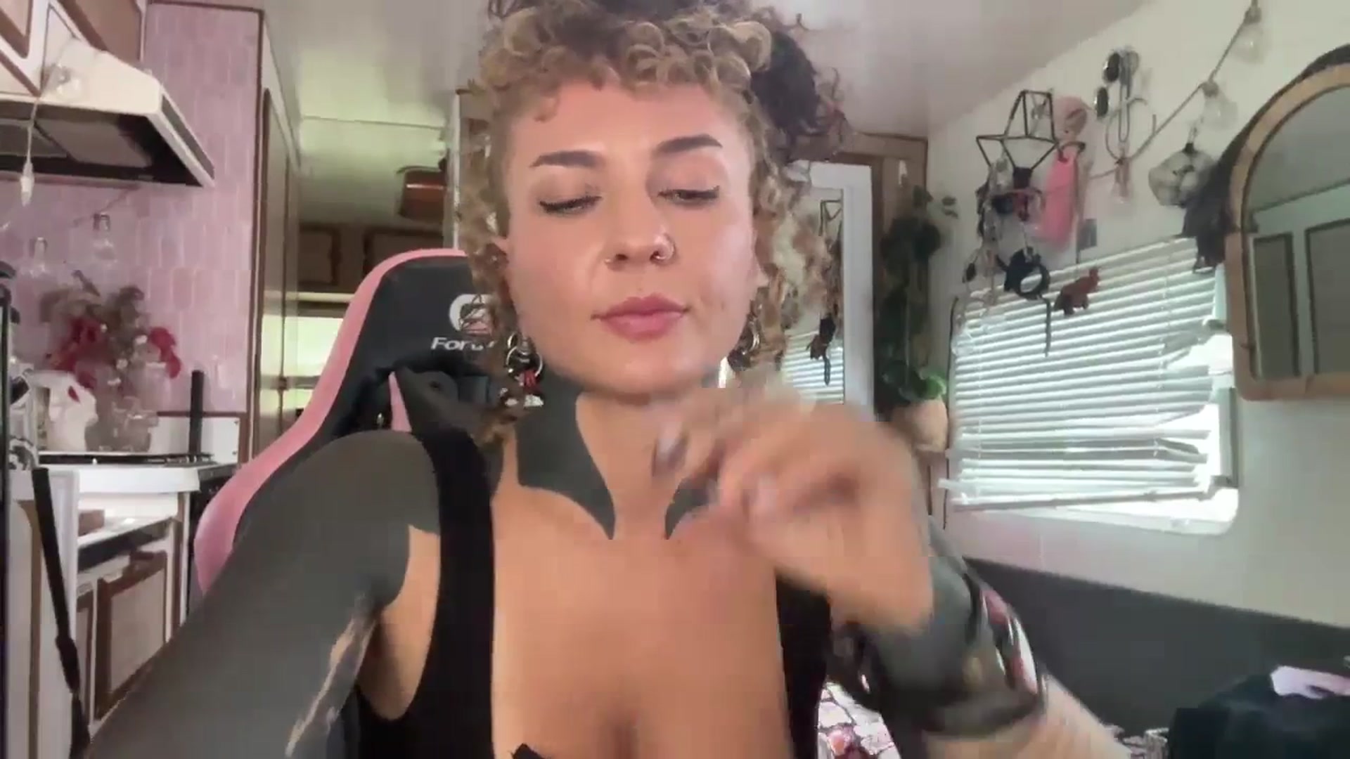 Gallery image thumbnail from Alt_Aussie's myfreecams stream on, 12/05/2023, 04:57 image 2 of 20