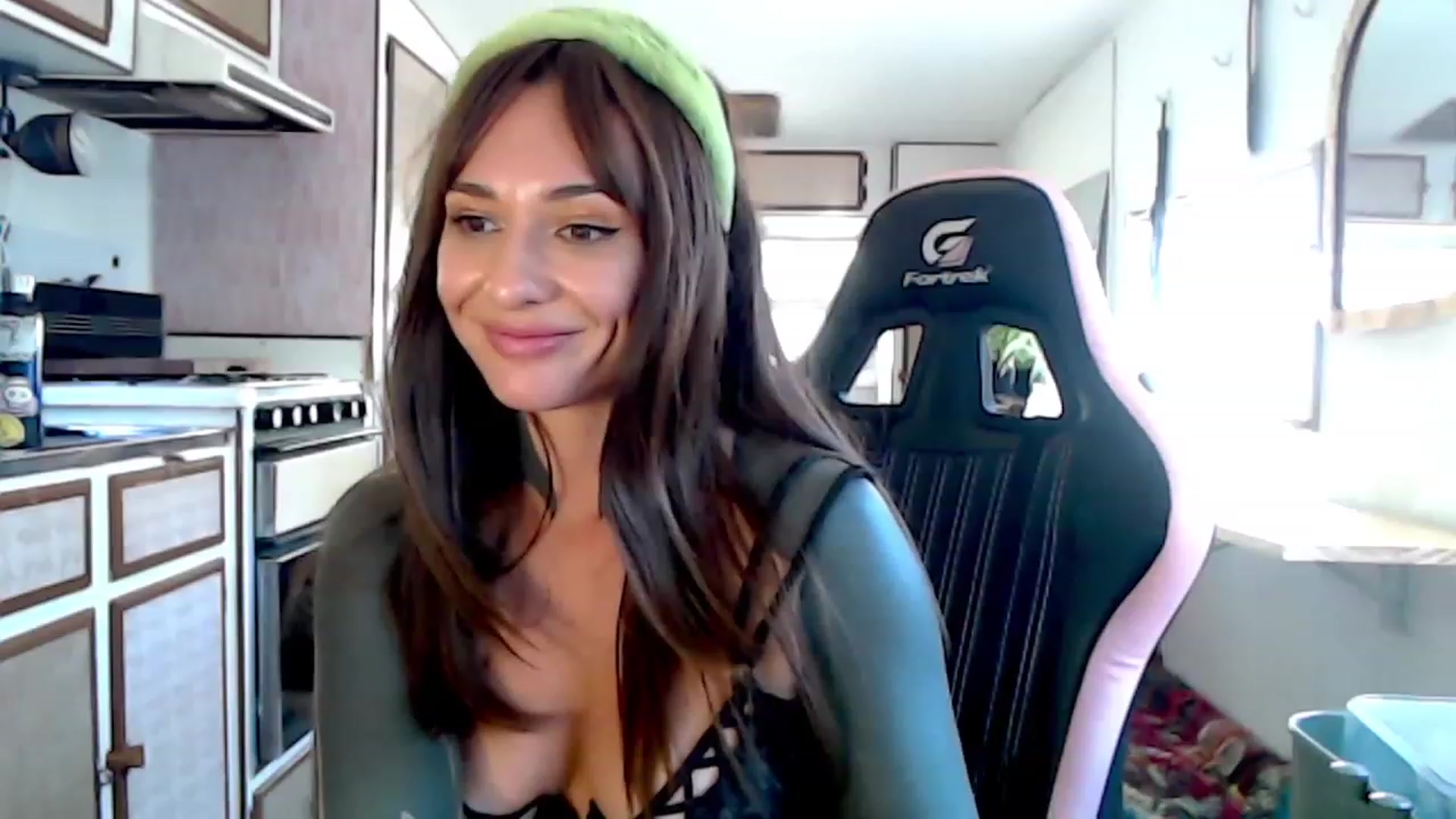 Gallery image thumbnail from Alt_Aussie's myfreecams stream on, 03/15/2024, 07:01 image 18 of 20