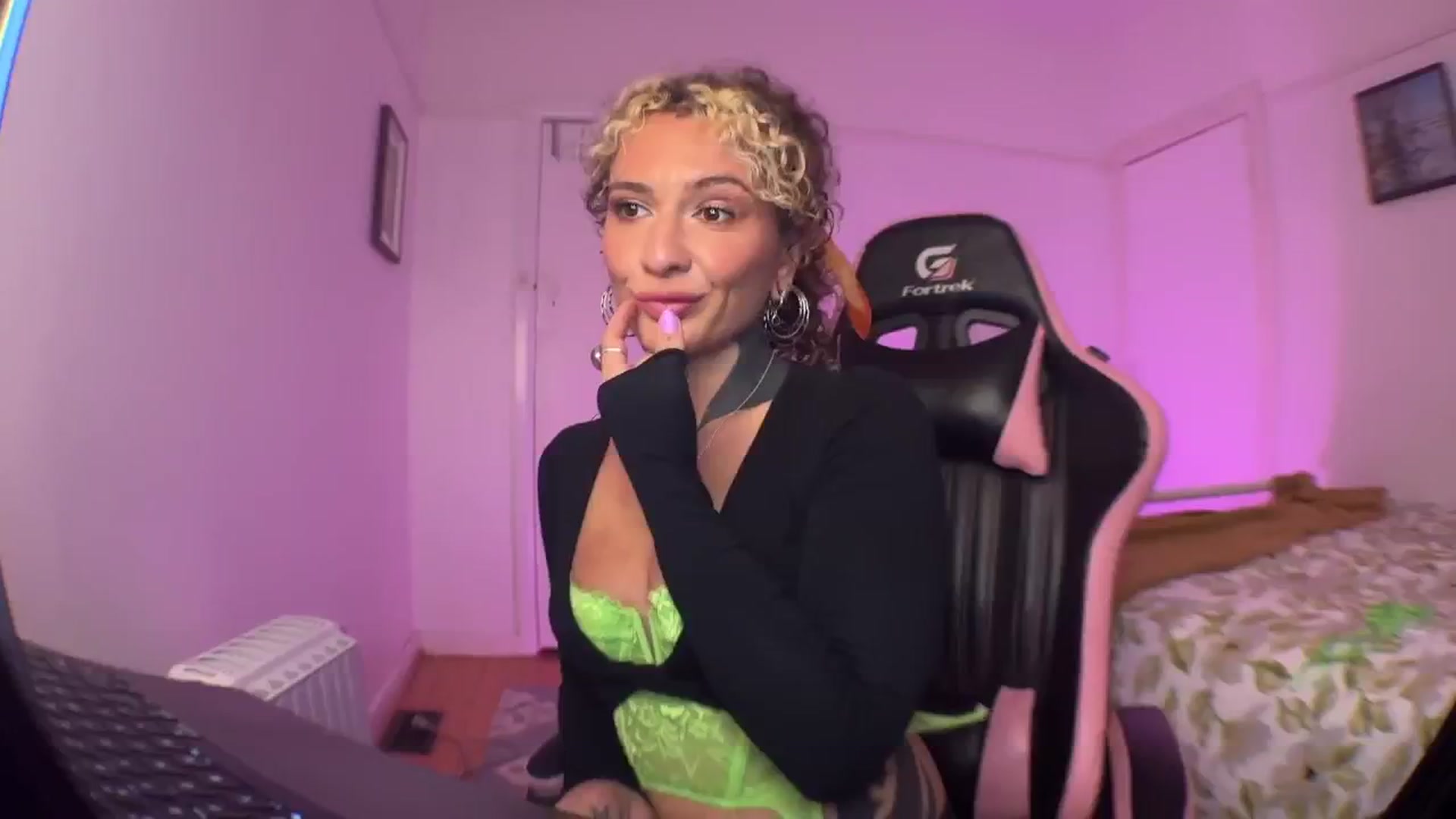 Gallery image thumbnail from Alt_Aussie's myfreecams stream on, 09/20/2024, 08:38 image 15 of 20