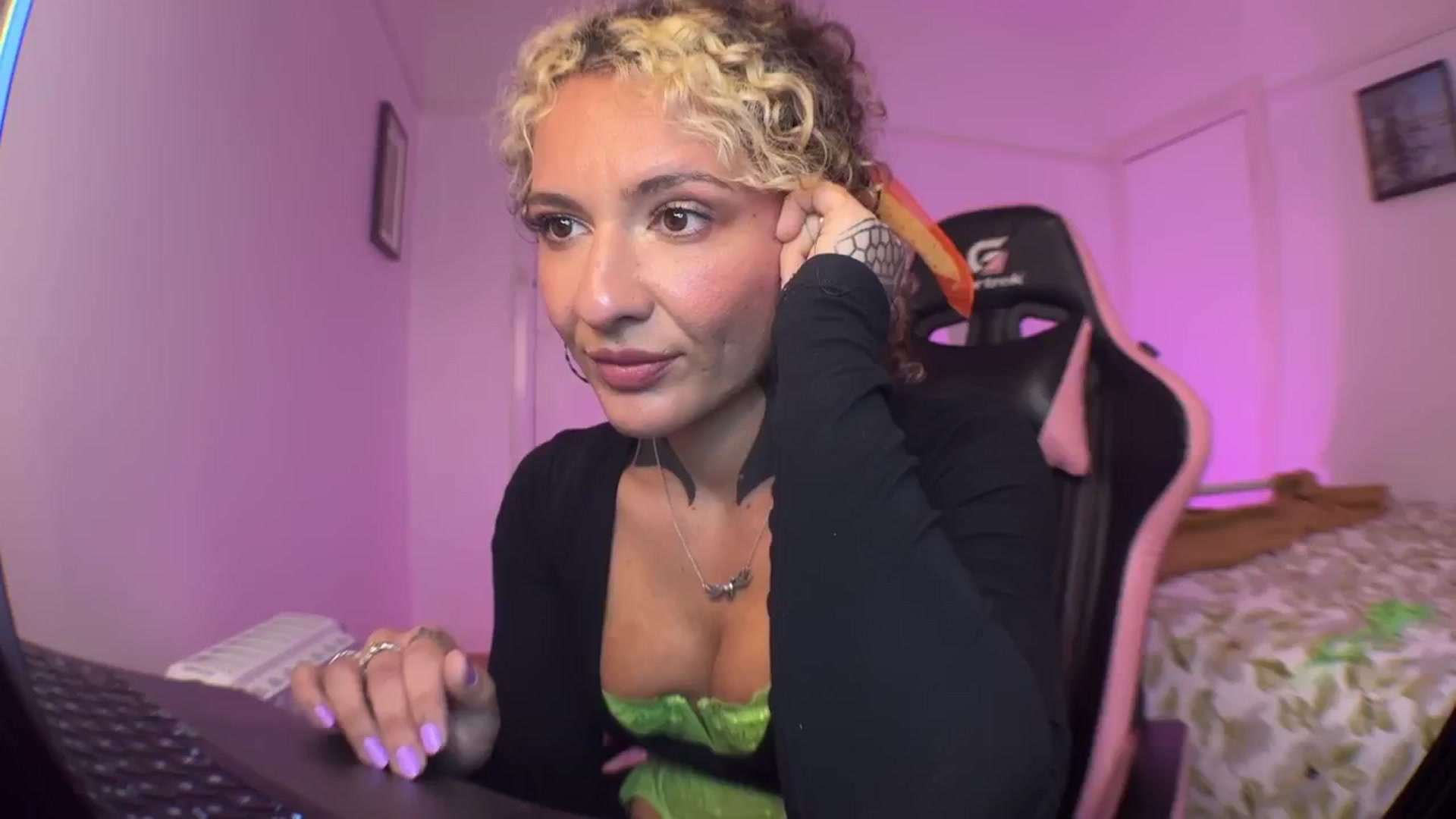 Gallery image thumbnail from Alt_Aussie's myfreecams stream on, 09/20/2024, 08:38 image 13 of 20