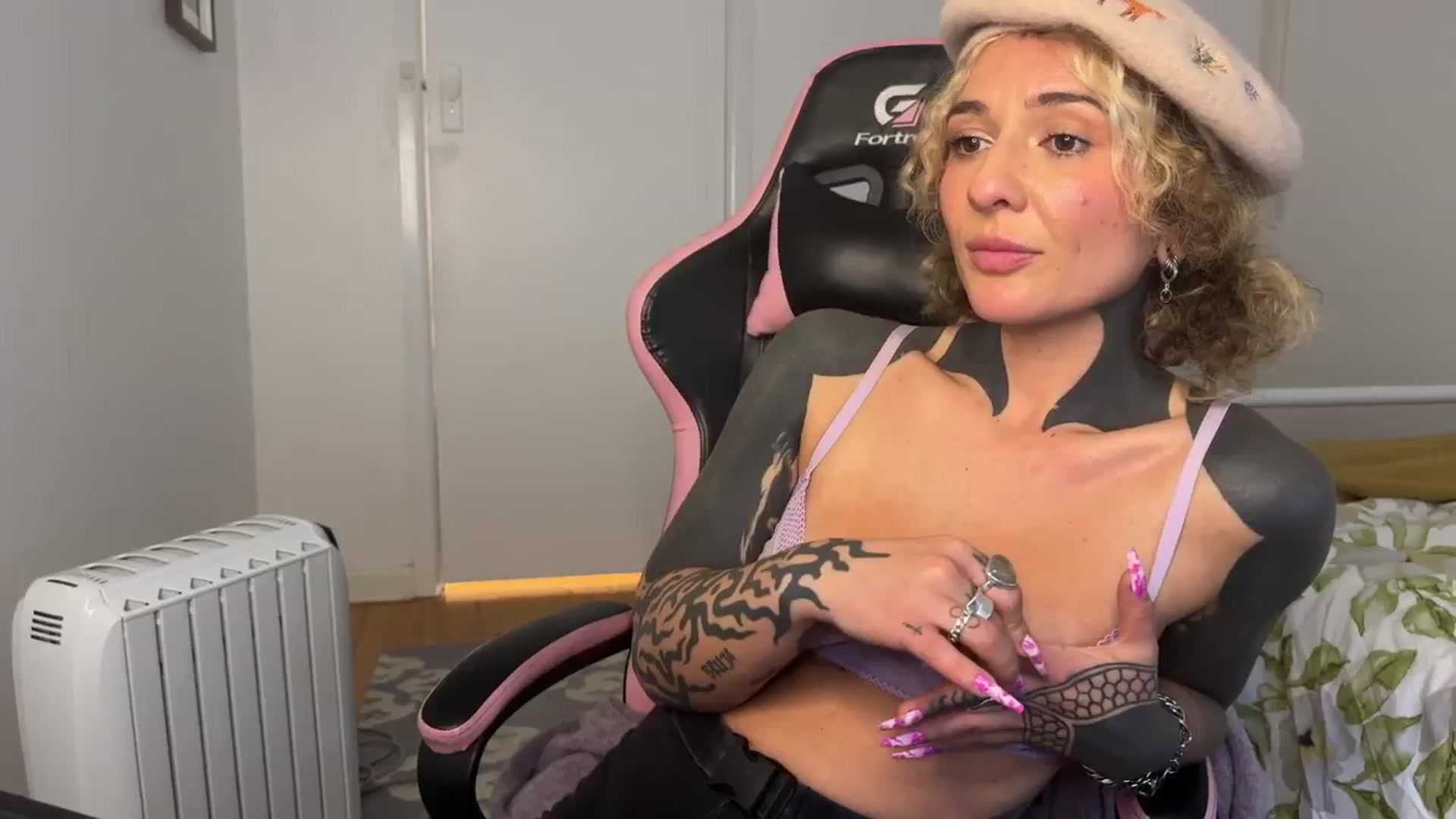 Gallery image thumbnail from Alt_Aussie's myfreecams stream on, 09/30/2024, 07:33 image 19 of 20
