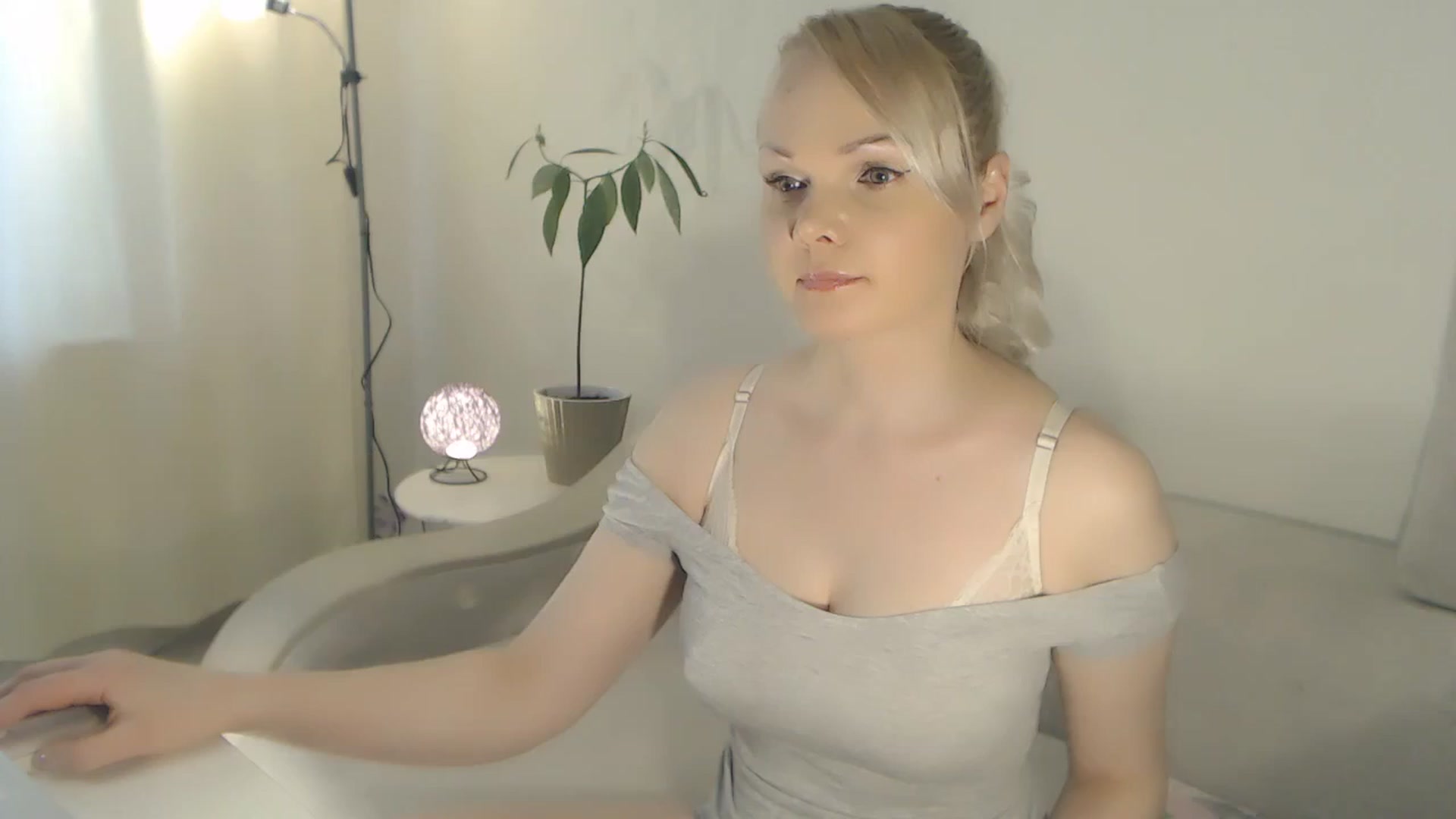 Gallery image thumbnail from Altana's myfreecams stream on, 03/30/2025, 14:21 image 16 of 20