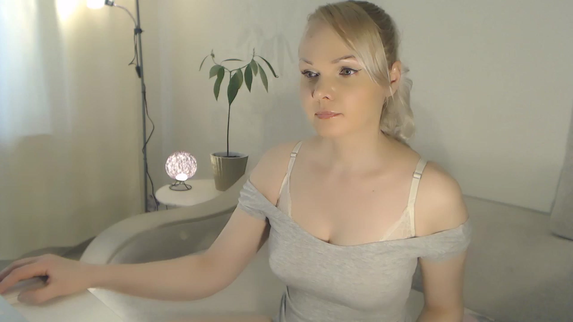 Gallery image thumbnail from Altana's myfreecams stream on, 03/30/2025, 14:21 image 15 of 20