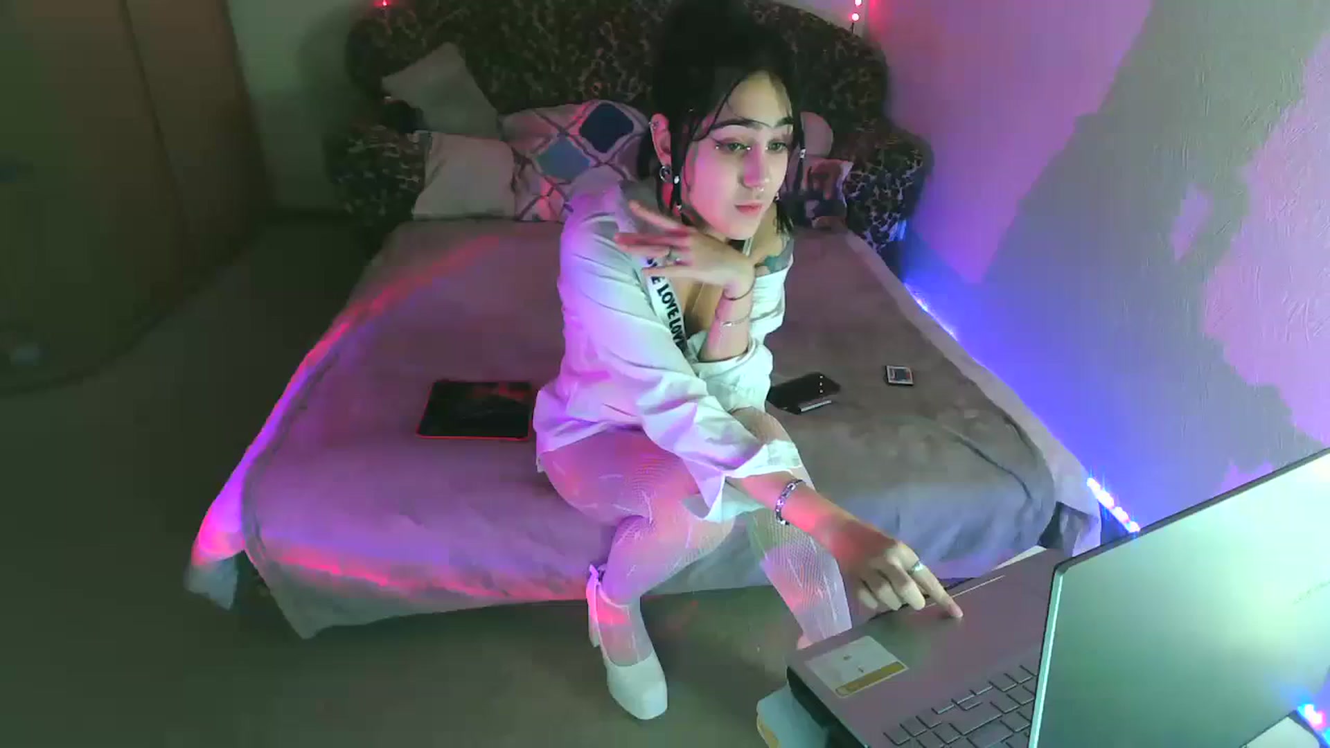 Gallery image thumbnail from Alter3g00's myfreecams stream on, 01/05/2024, 22:27 image 1 of 20