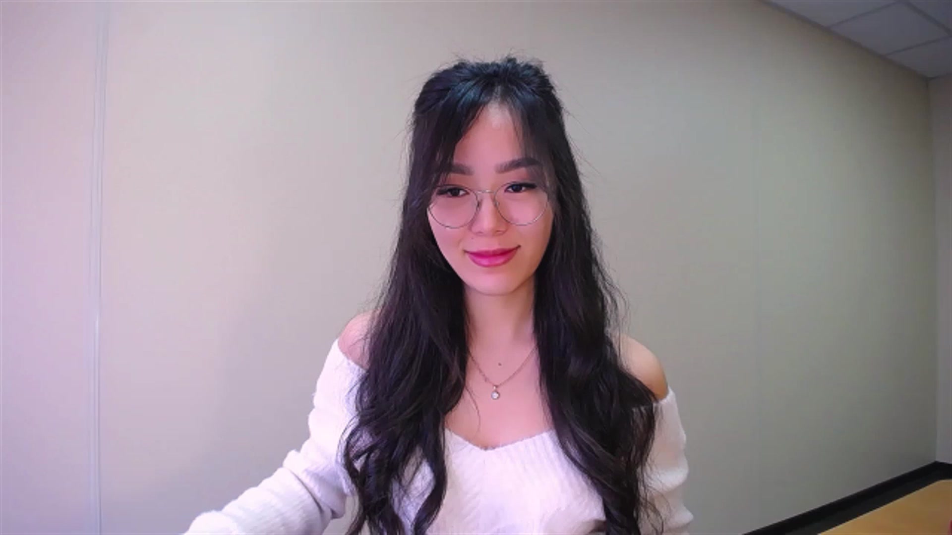 Gallery image thumbnail from AlwayssSmile's myfreecams stream on, 03/12/2023, 07:33 image 1 of 20