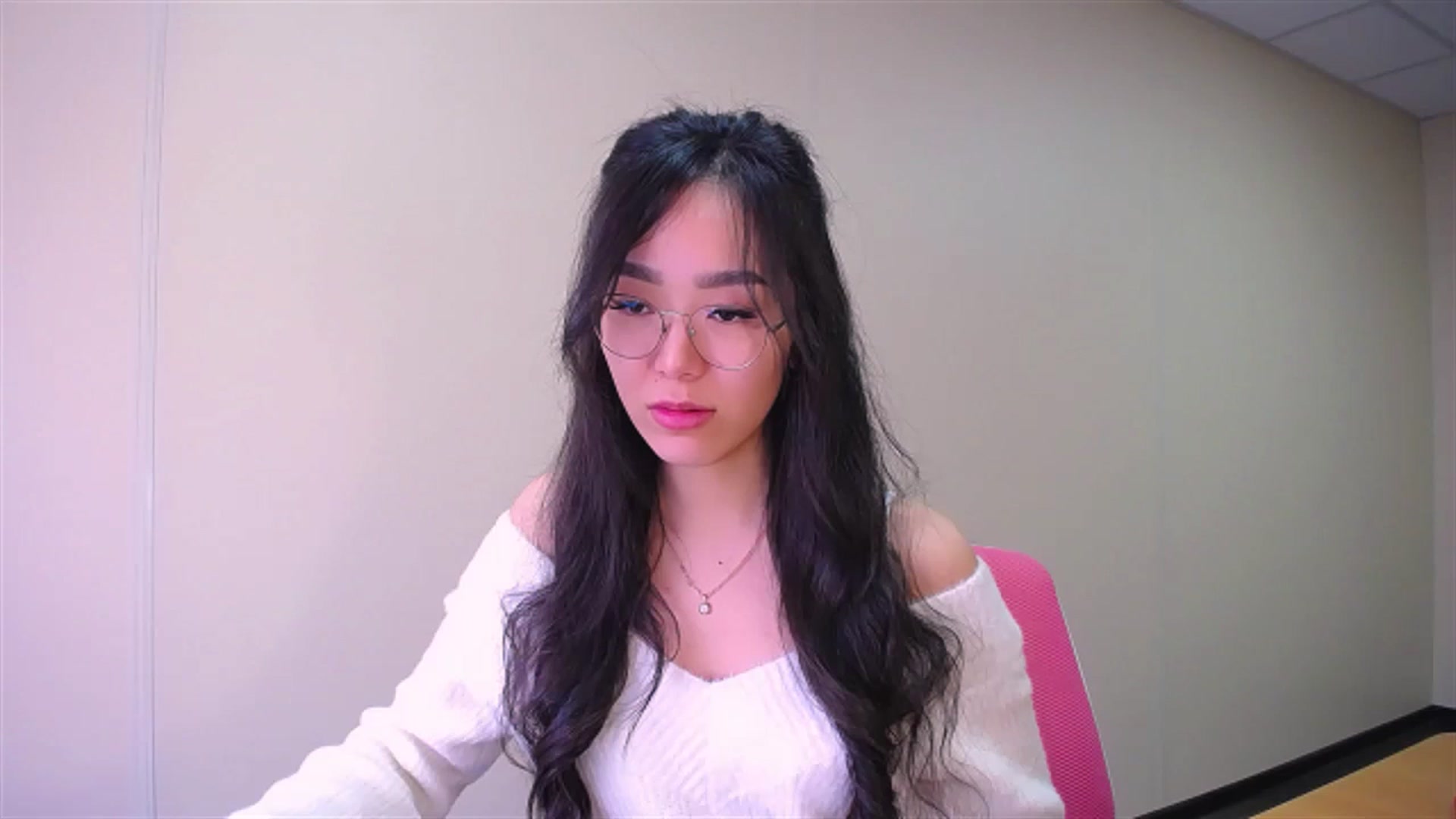 Gallery image thumbnail from AlwayssSmile's myfreecams stream on, 03/12/2023, 07:33 image 14 of 20