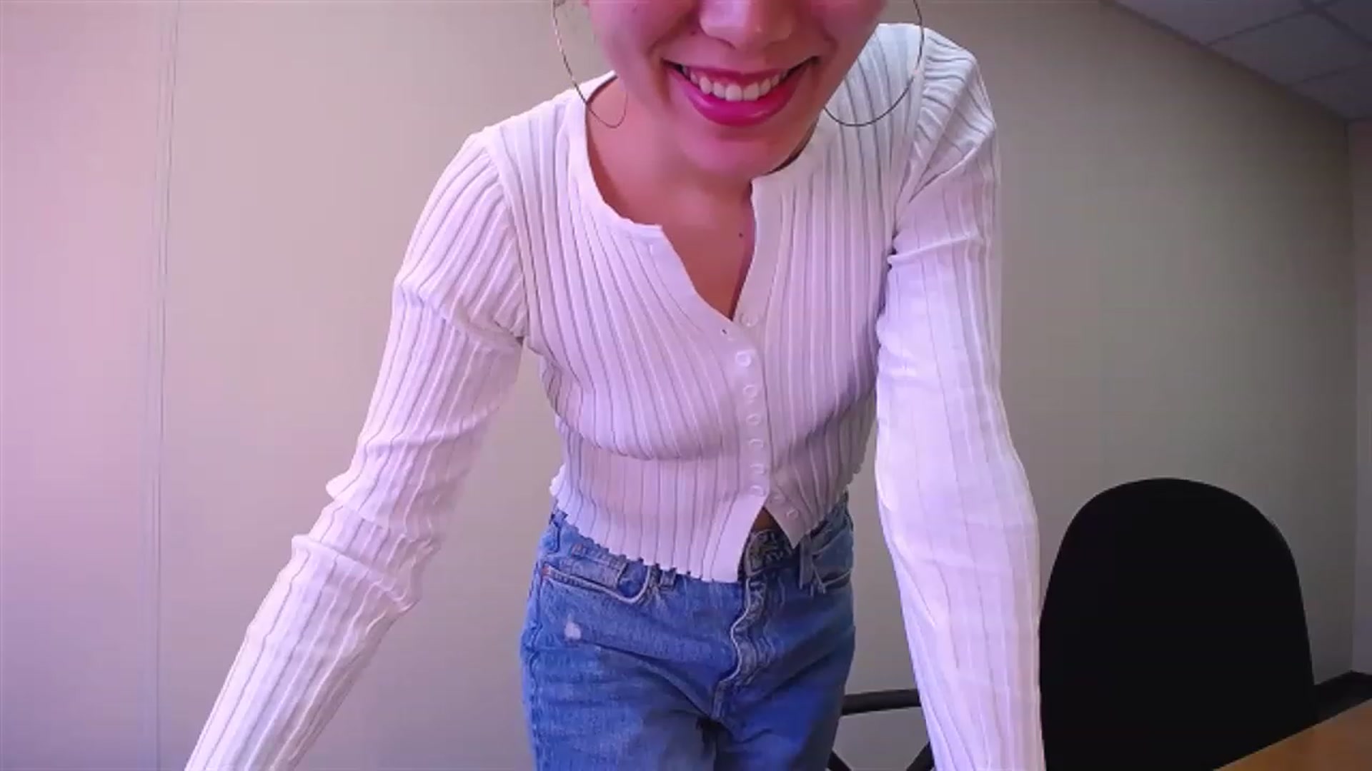 Gallery image thumbnail from AlwayssSmile's myfreecams stream on, 03/27/2023, 07:51 image 2 of 20