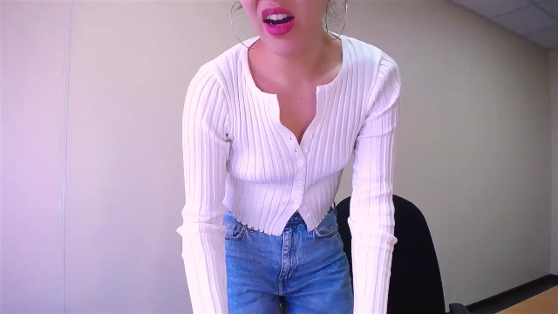 Gallery image thumbnail from AlwayssSmile's myfreecams stream on, 03/27/2023, 07:51 image 15 of 20