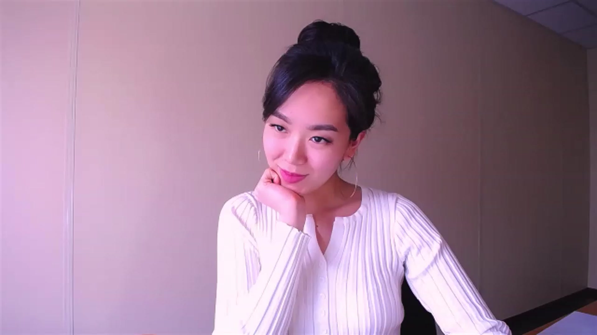 Gallery image thumbnail from AlwayssSmile's myfreecams stream on, 03/28/2023, 07:51 image 2 of 20
