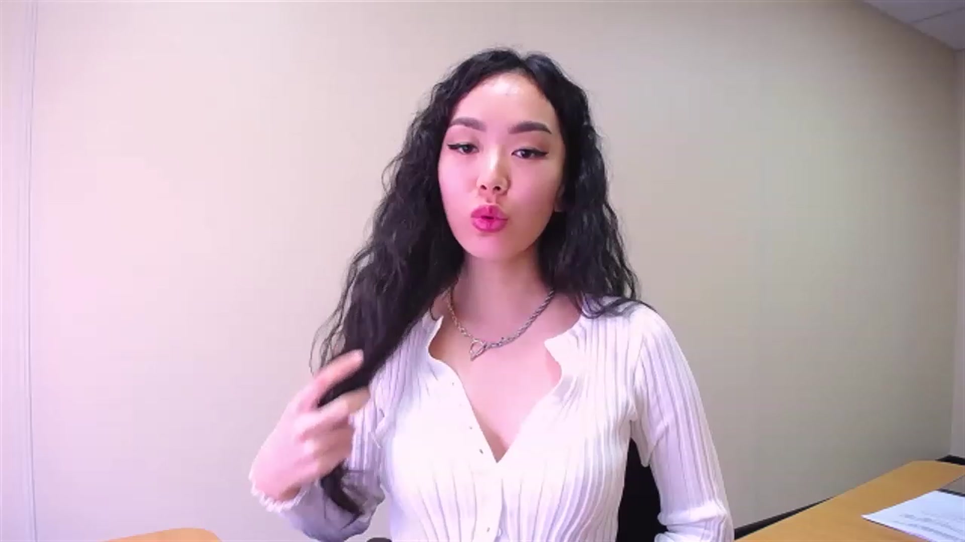 Gallery image thumbnail from AlwayssSmile's myfreecams stream on, 03/31/2023, 07:56 image 2 of 20