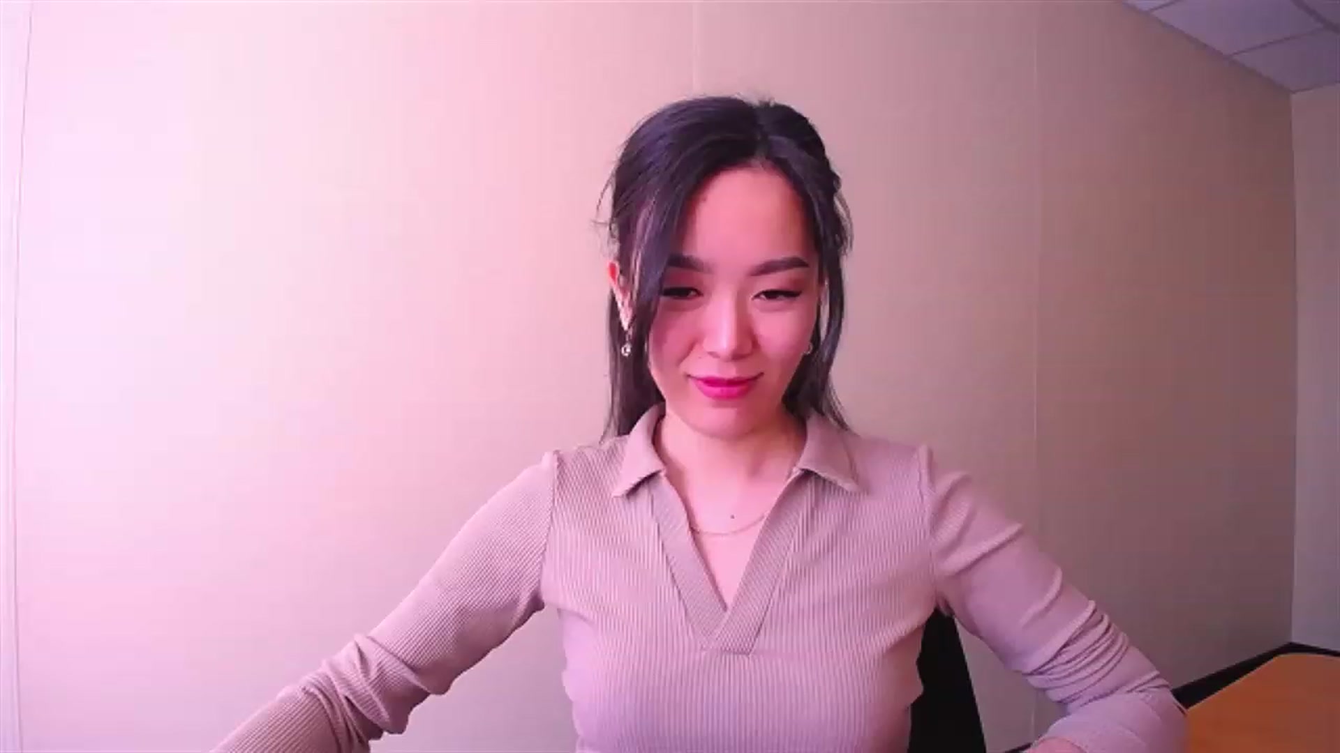 Gallery image thumbnail from AlwayssSmile's myfreecams stream on, 04/18/2023, 07:03 image 2 of 20