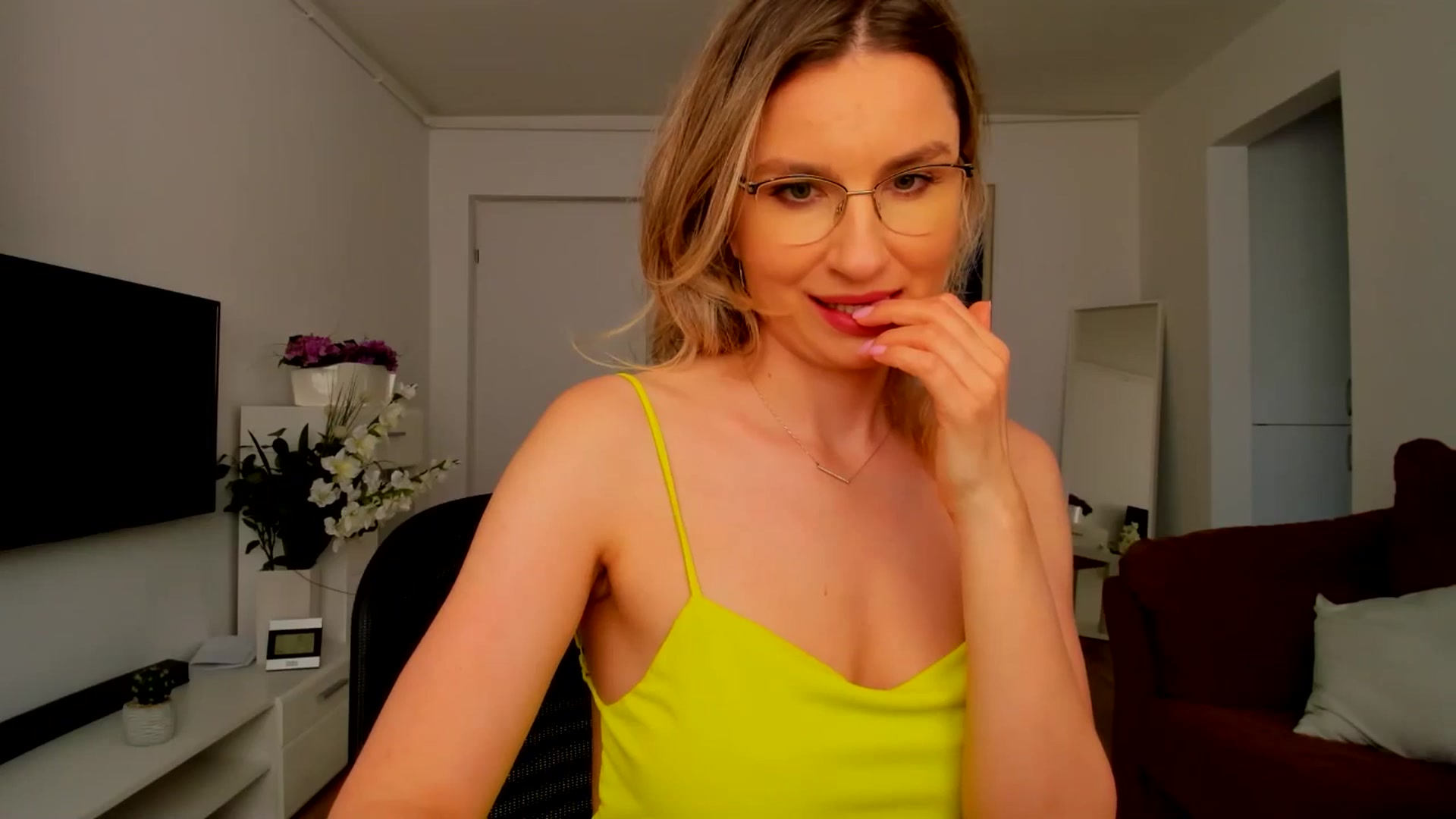 Gallery image thumbnail from AlyMiss's myfreecams stream on, 04/29/2025, 12:34 image 5 of 20