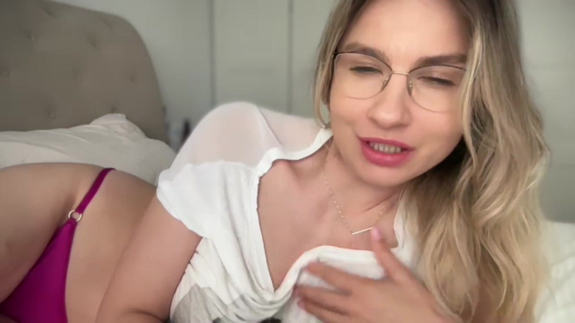 Gallery image thumbnail from AlyMiss's myfreecams stream on, 05/02/2025, 14:17 image 16 of 20