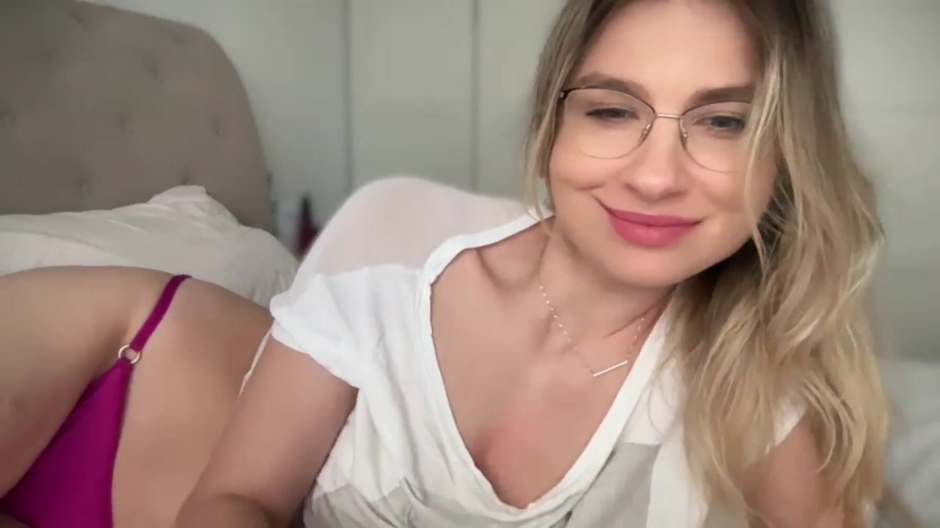Gallery image thumbnail from AlyMiss's myfreecams stream on, 05/02/2025, 14:17 image 17 of 20