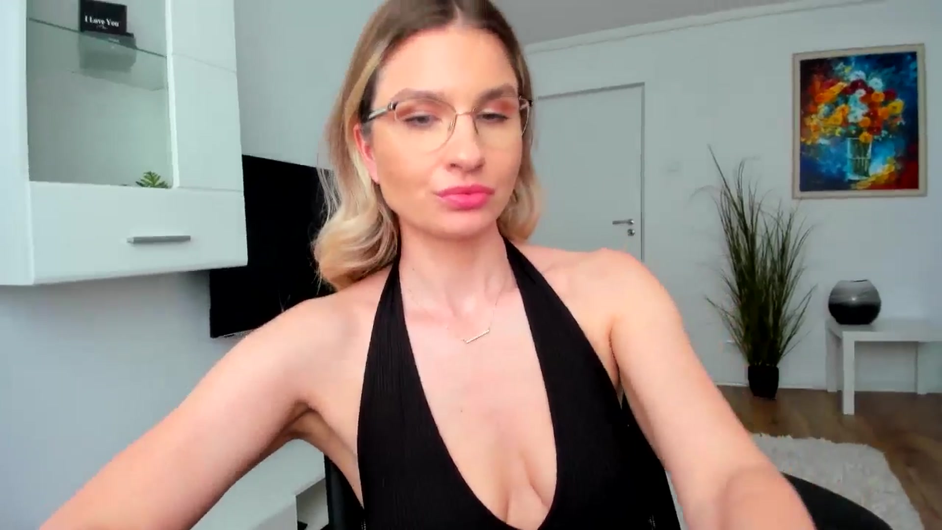 Gallery image thumbnail from AlyMiss's myfreecams stream on, 05/05/2025, 13:47 image 6 of 20