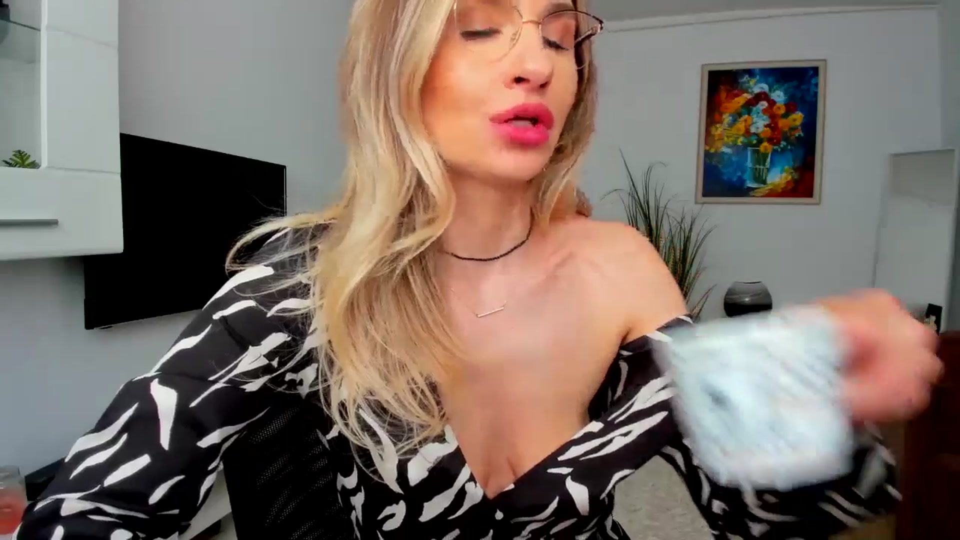 Gallery image thumbnail from AlyMiss's myfreecams stream on, 05/06/2025, 09:50 image 7 of 20