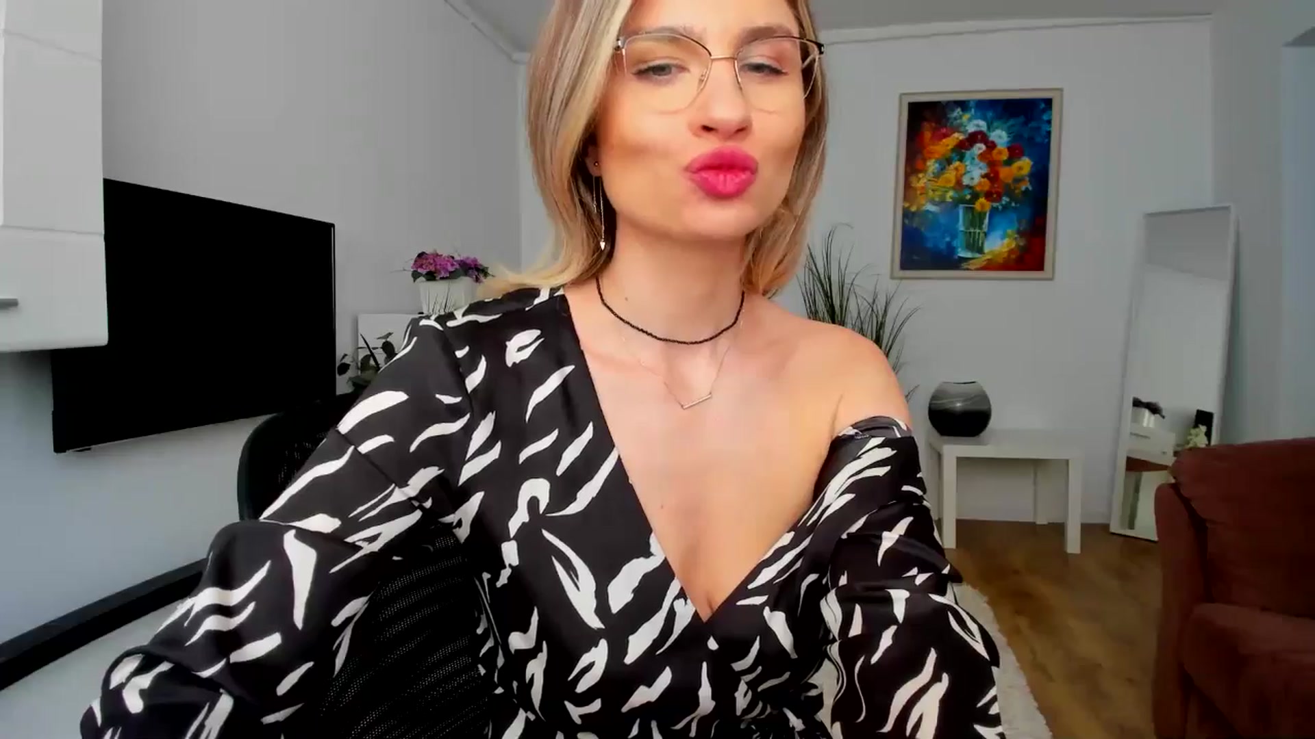 Gallery image thumbnail from AlyMiss's myfreecams stream on, 05/06/2025, 09:50 image 2 of 20