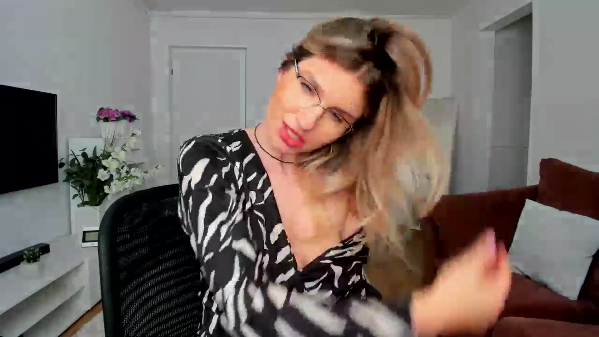 Gallery image thumbnail from AlyMiss's myfreecams stream on, 05/06/2025, 13:59 image 9 of 20