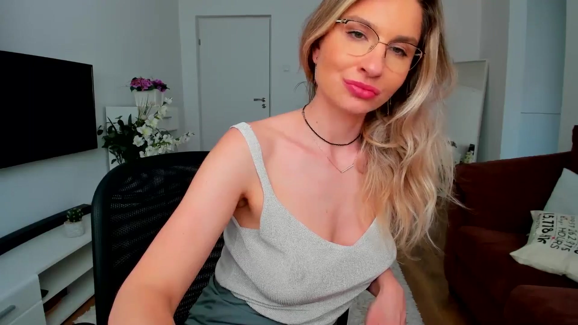 Gallery image thumbnail from AlyMiss's myfreecams stream on, 05/07/2025, 14:17 image 15 of 20