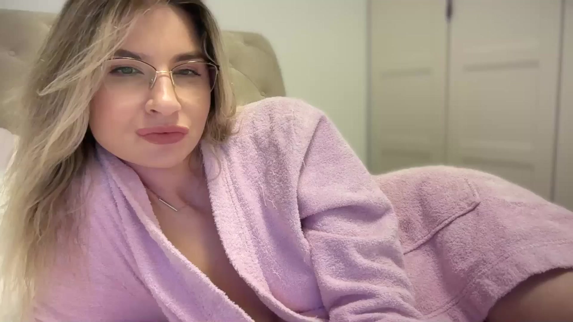Gallery image thumbnail from AlyMiss's myfreecams stream on, 05/12/2025, 12:32 image 15 of 20