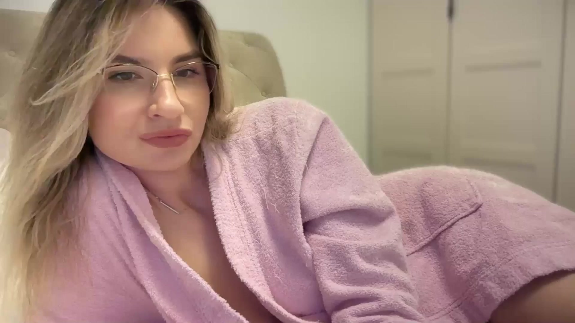 Gallery image thumbnail from AlyMiss's myfreecams stream on, 05/12/2025, 12:32 image 14 of 20