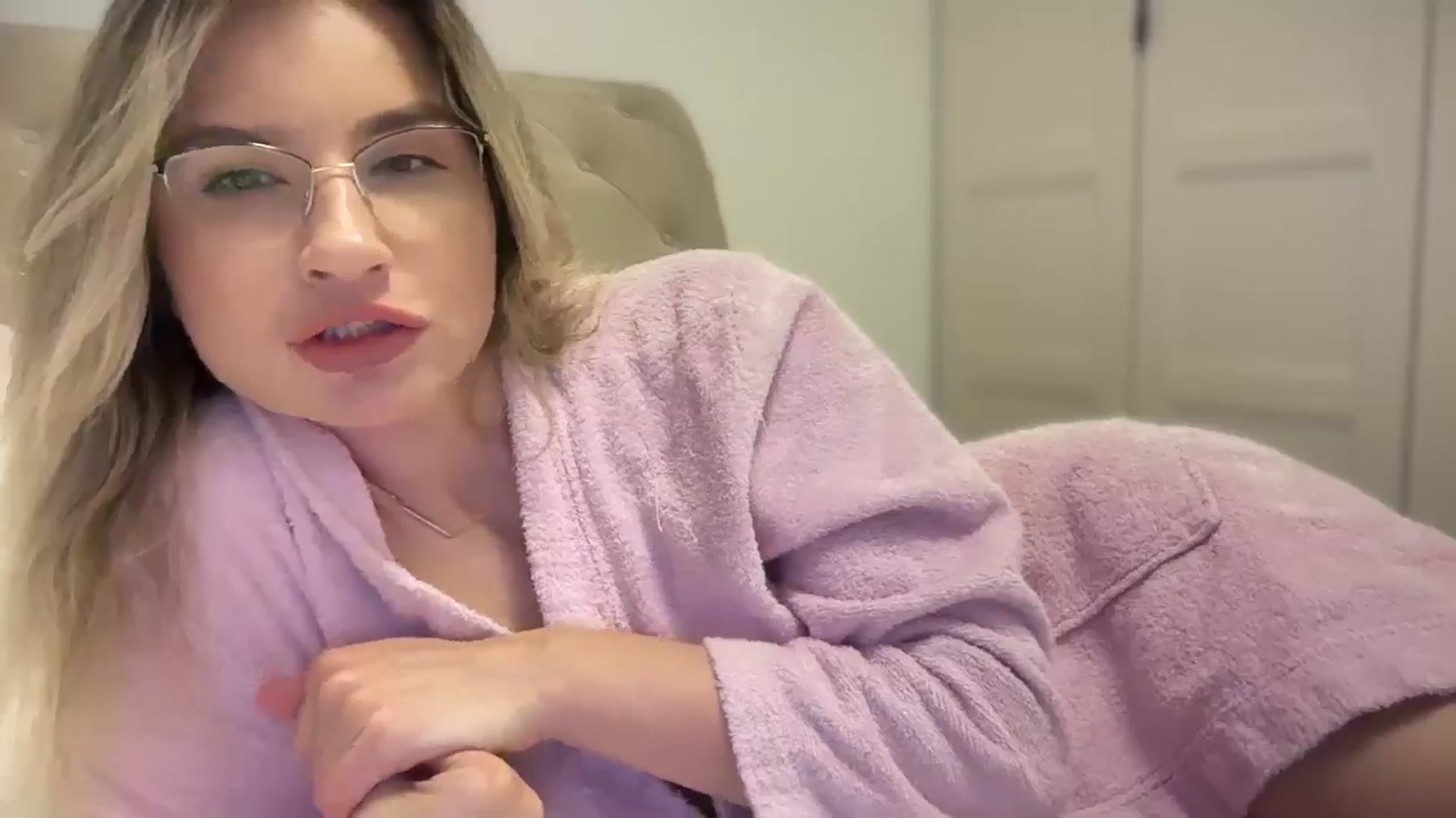 Gallery image thumbnail from AlyMiss's myfreecams stream on, 05/12/2025, 12:32 image 12 of 20